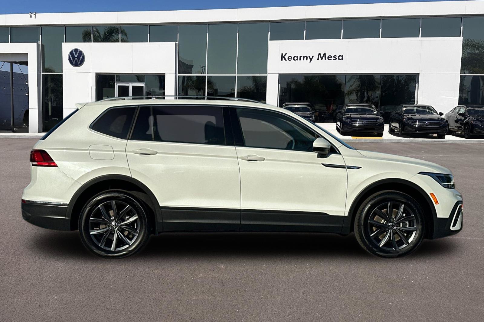 Used 2023 Volkswagen Tiguan SE FWD image 3