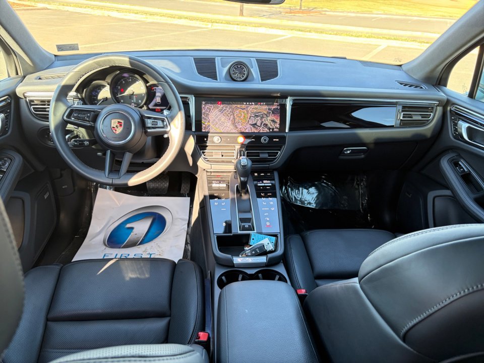 Certified 2025 Porsche Macan image 16