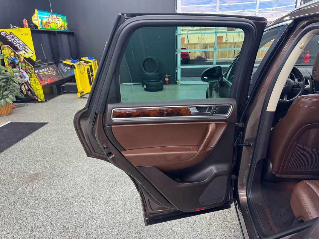 Used 2014 Volkswagen Touareg Sport image 12