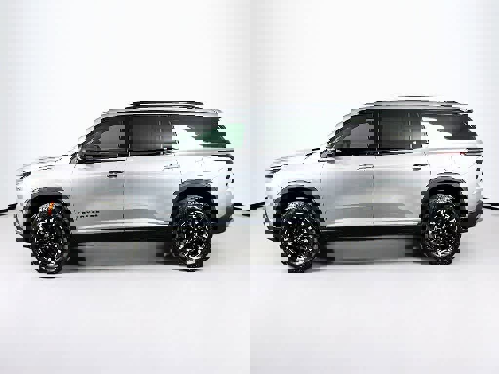 Used 2025 Chevrolet Traverse Z71 image 3