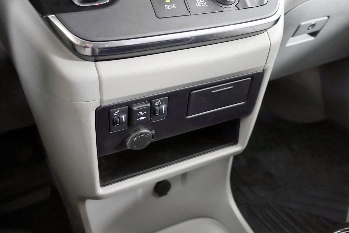 Used 2018 Toyota Sienna XLE w/ XLE Navigation Package FWD image 36