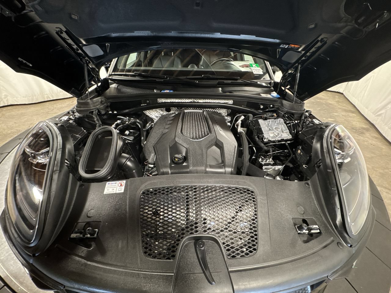 Used 2024 Porsche Macan AWD/4WD image 35