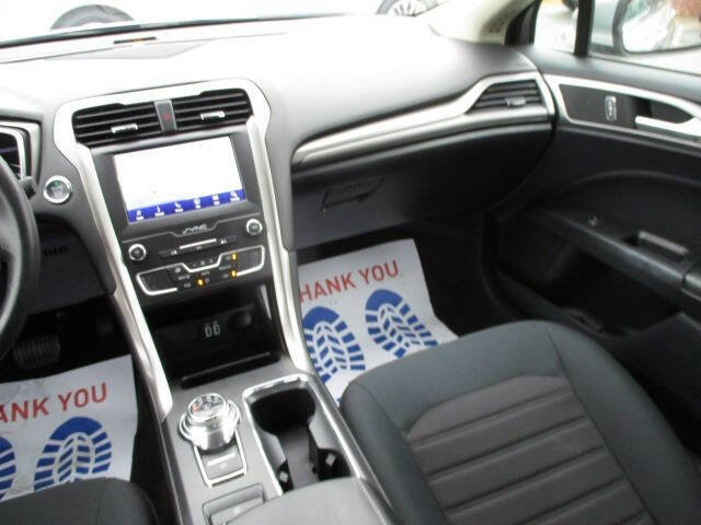 Used 2020 Ford Fusion SE image 15