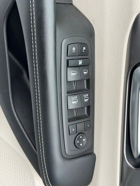 Used 2022 Chrysler Pacifica Touring-L FWD image 23