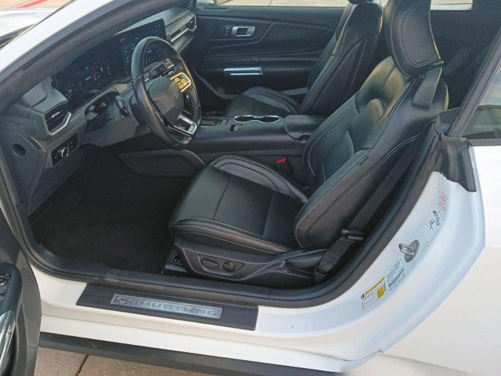 Used 2025 Ford Mustang Premium image 3