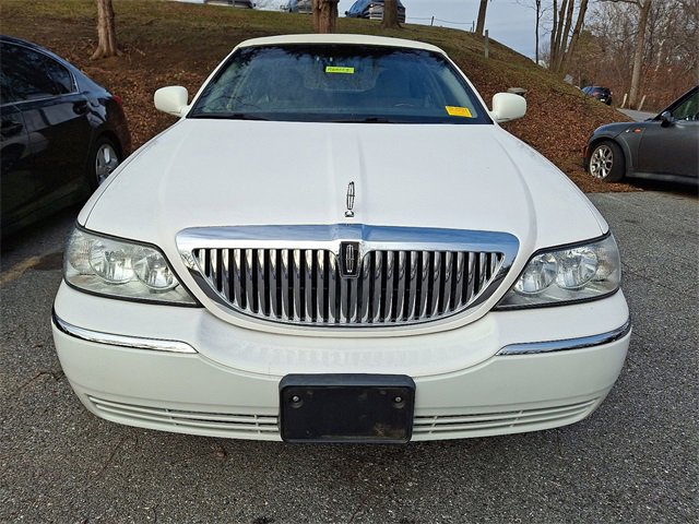 Used 2010 Lincoln Town Car Signature Limited image 2