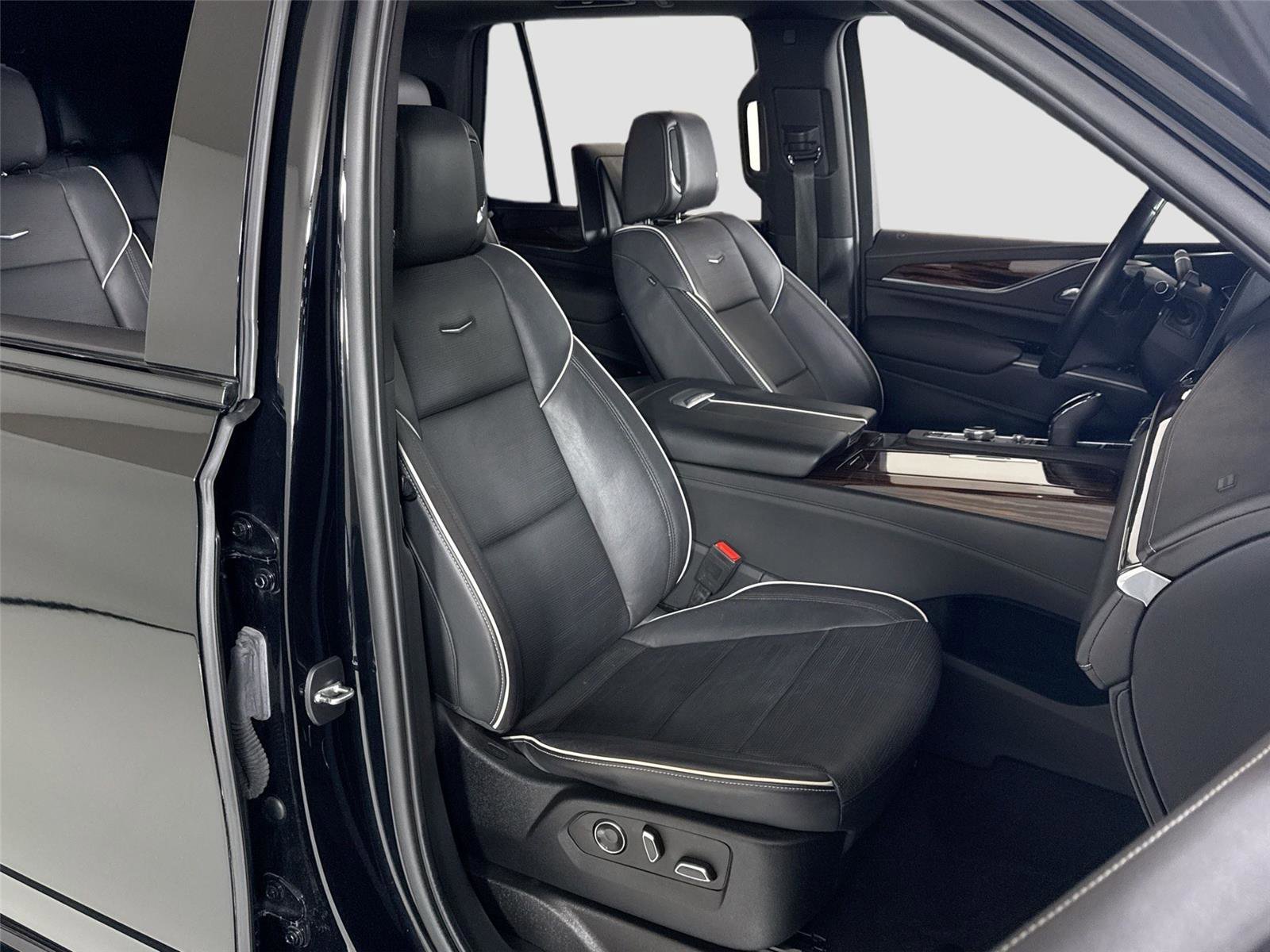 Used 2023 Cadillac Escalade Premium Luxury AWD/4WD image 35