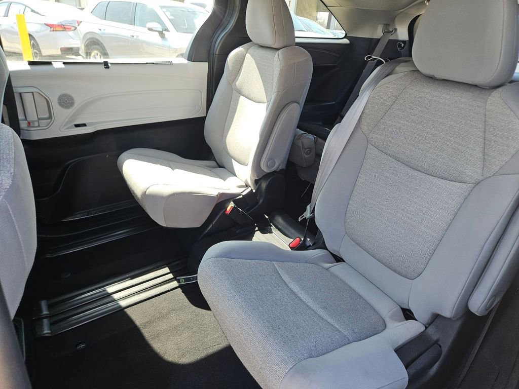 Used 2025 Toyota Sienna LE image 27