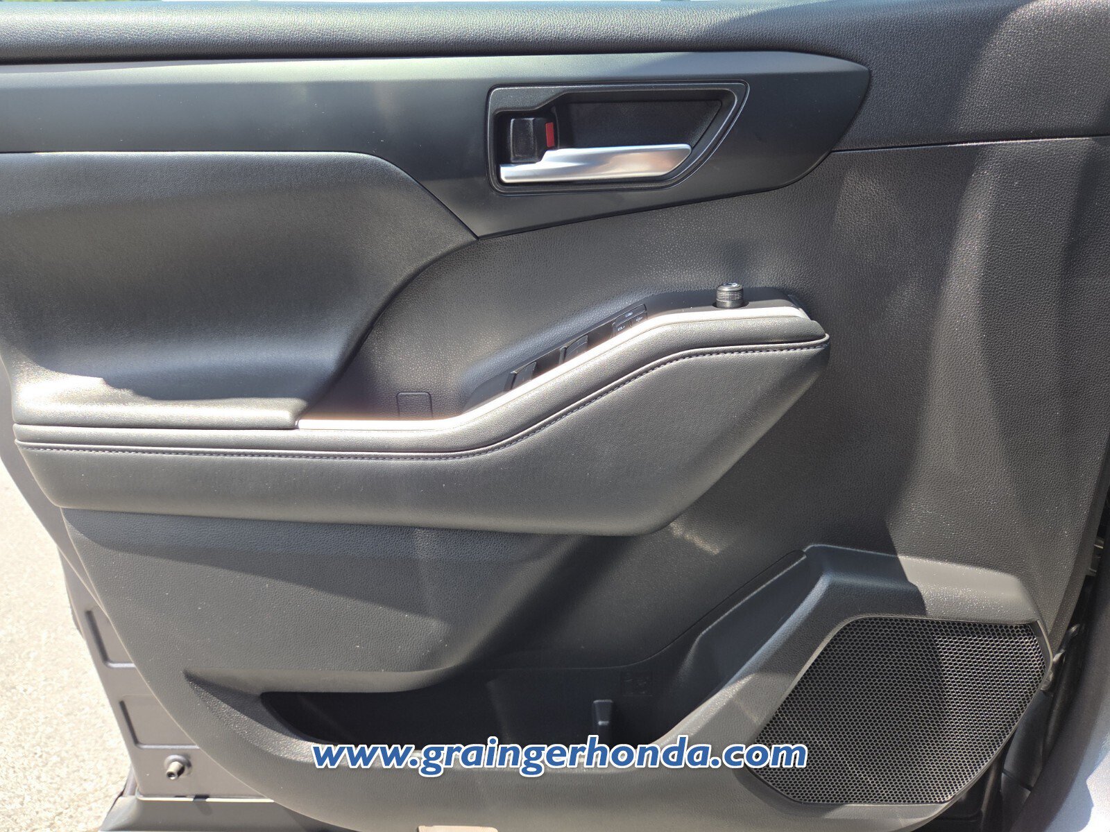 Used 2021 Toyota Highlander XLE FWD image 21