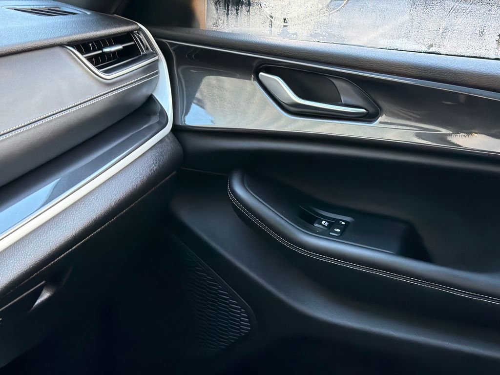 Used 2023 Jeep Grand Cherokee Altitude image 31