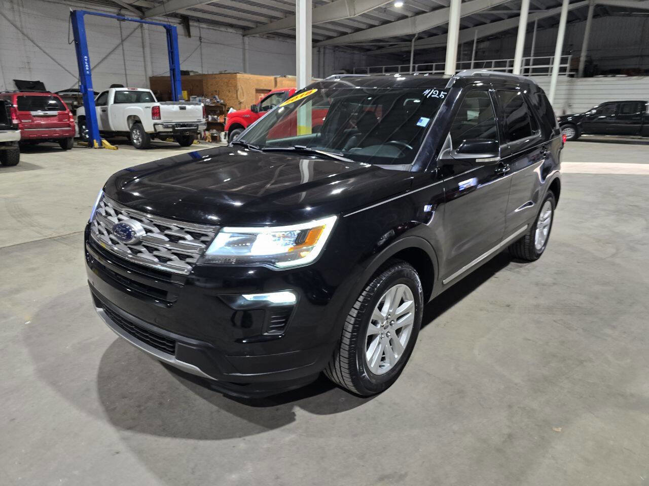 Used 2018 Ford Explorer XLT w/ Equipment Group 202A image 2