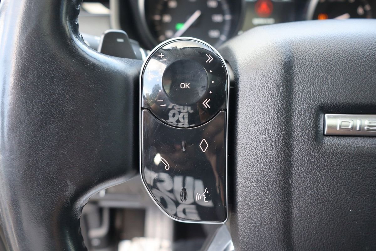 Used 2020 Land Rover Discovery SE image 12