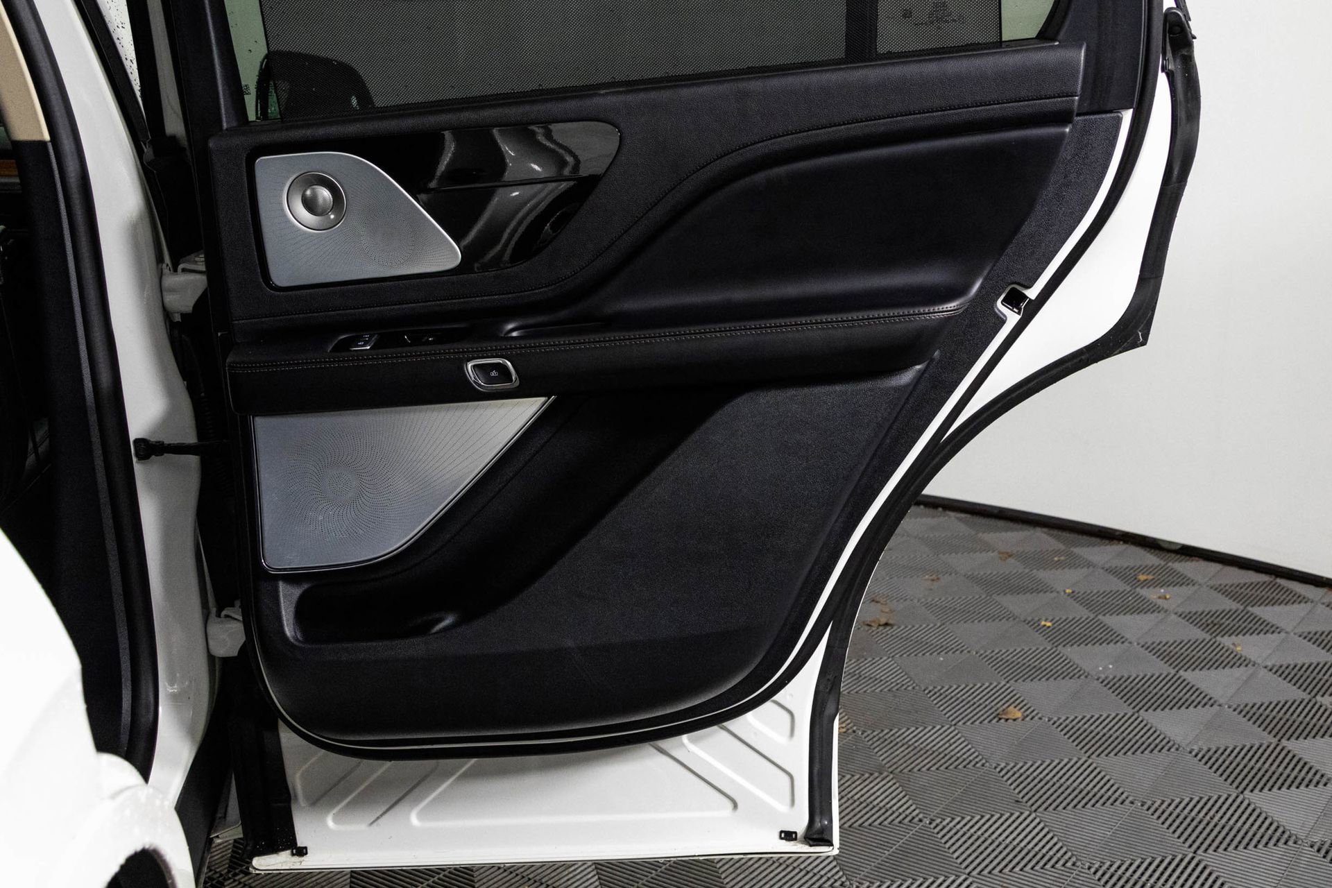 Used 2021 Lincoln Aviator Grand Touring w/ Equipment Group 302A AWD/4WD image 38