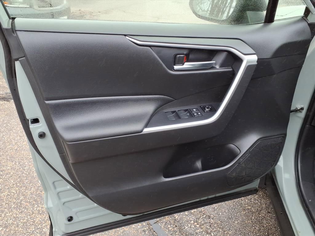 Used 2021 Toyota RAV4 XLE w/ Convenience Package image 18