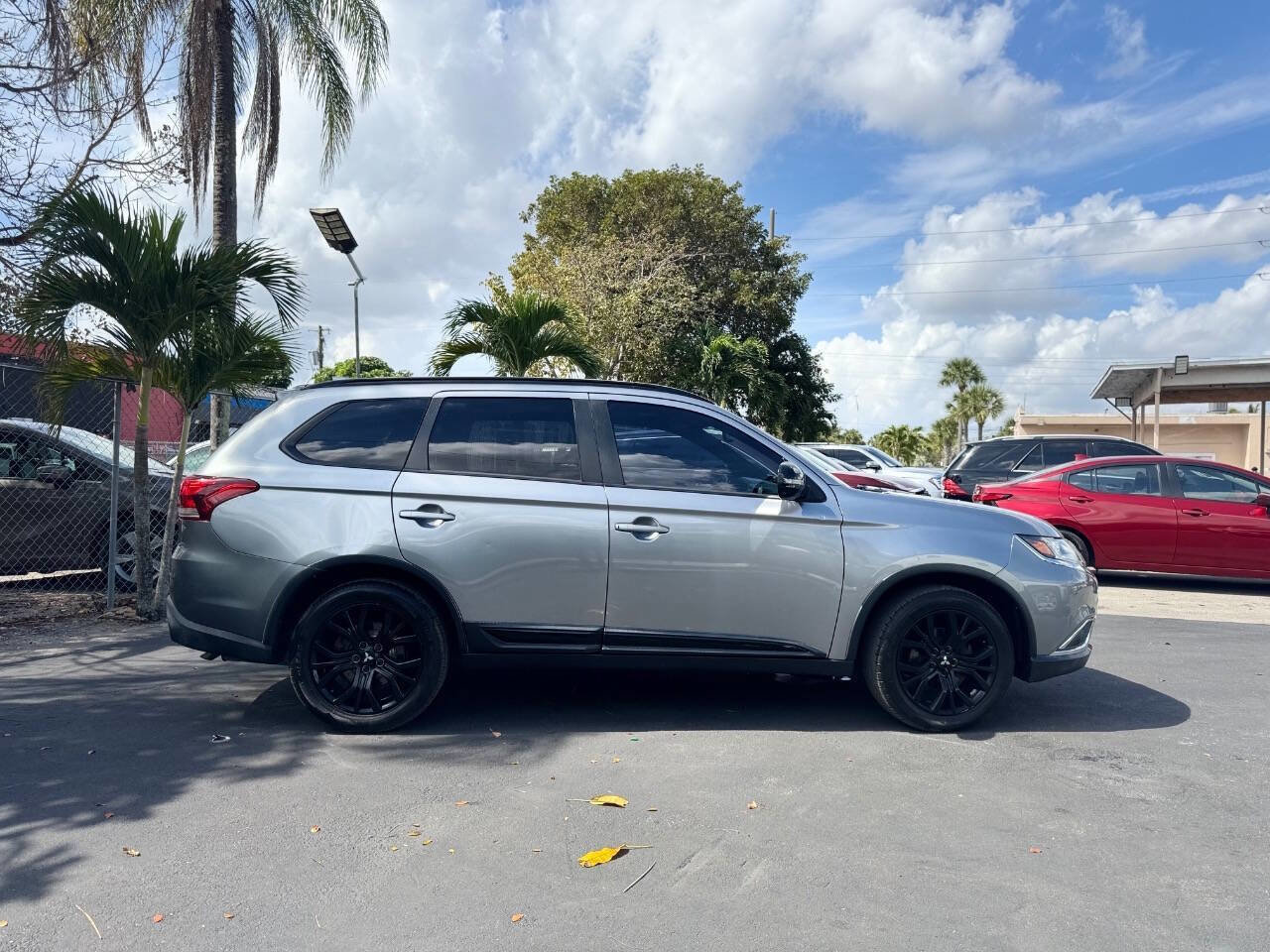 Used 2018 Mitsubishi Outlander SE image 12