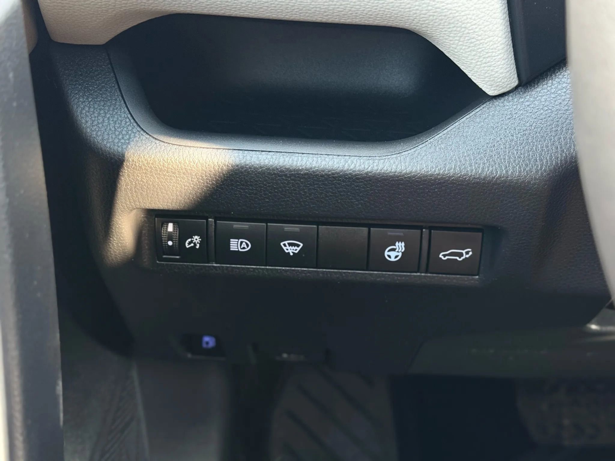 Used 2021 Toyota RAV4 XLE image 32