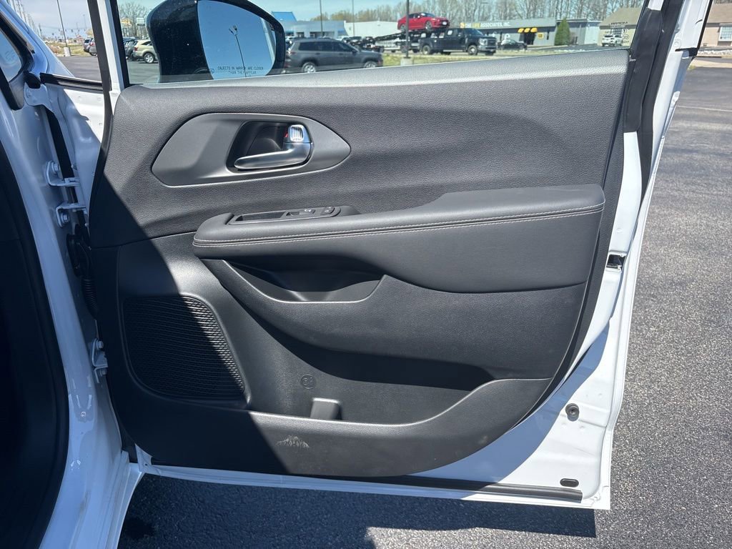 New 2025 Chrysler Pacifica Select image 20