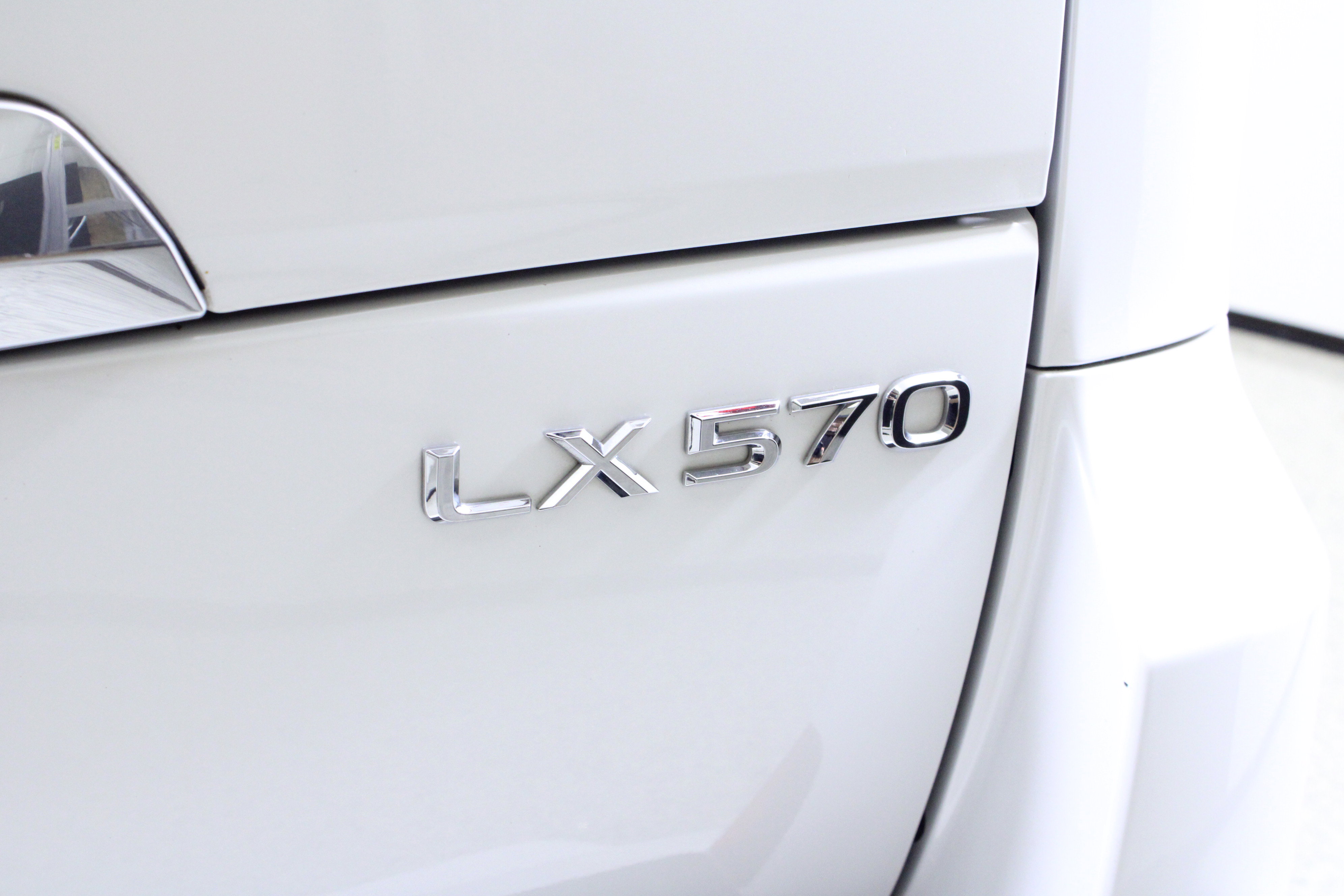 Used 2017 Lexus LX 570 4WD w/ Luxury Package image 9