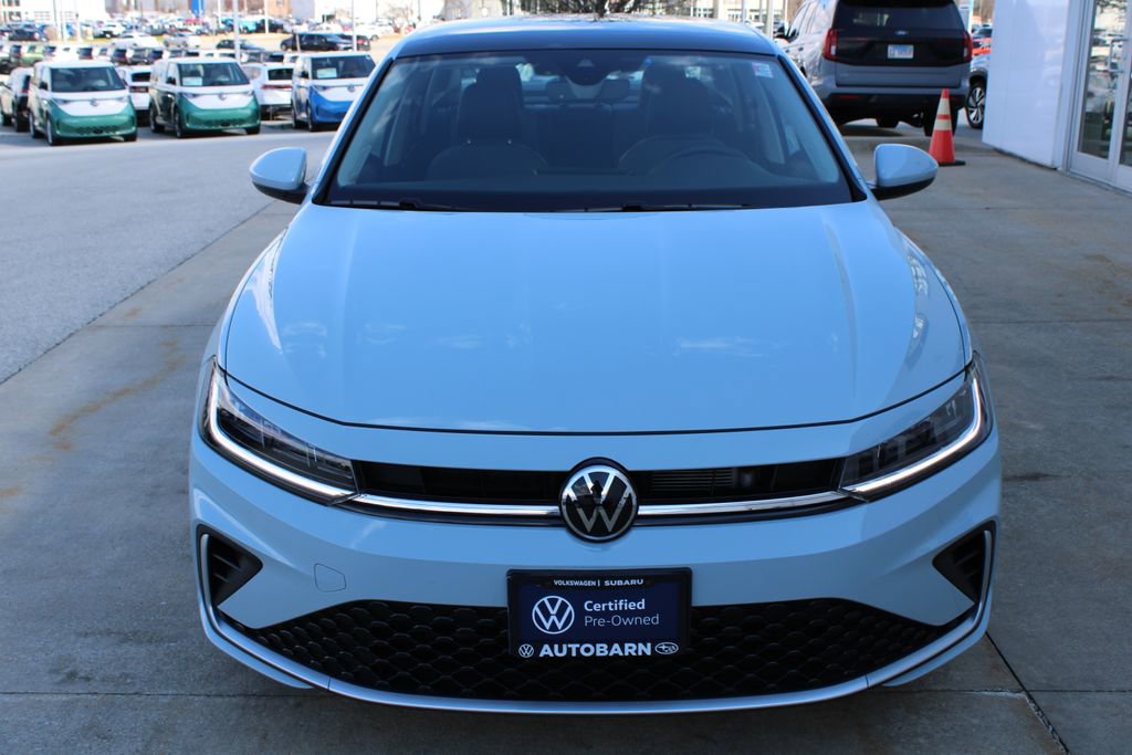 Used 2025 Volkswagen Jetta SE w/ Sunroof Package image 2
