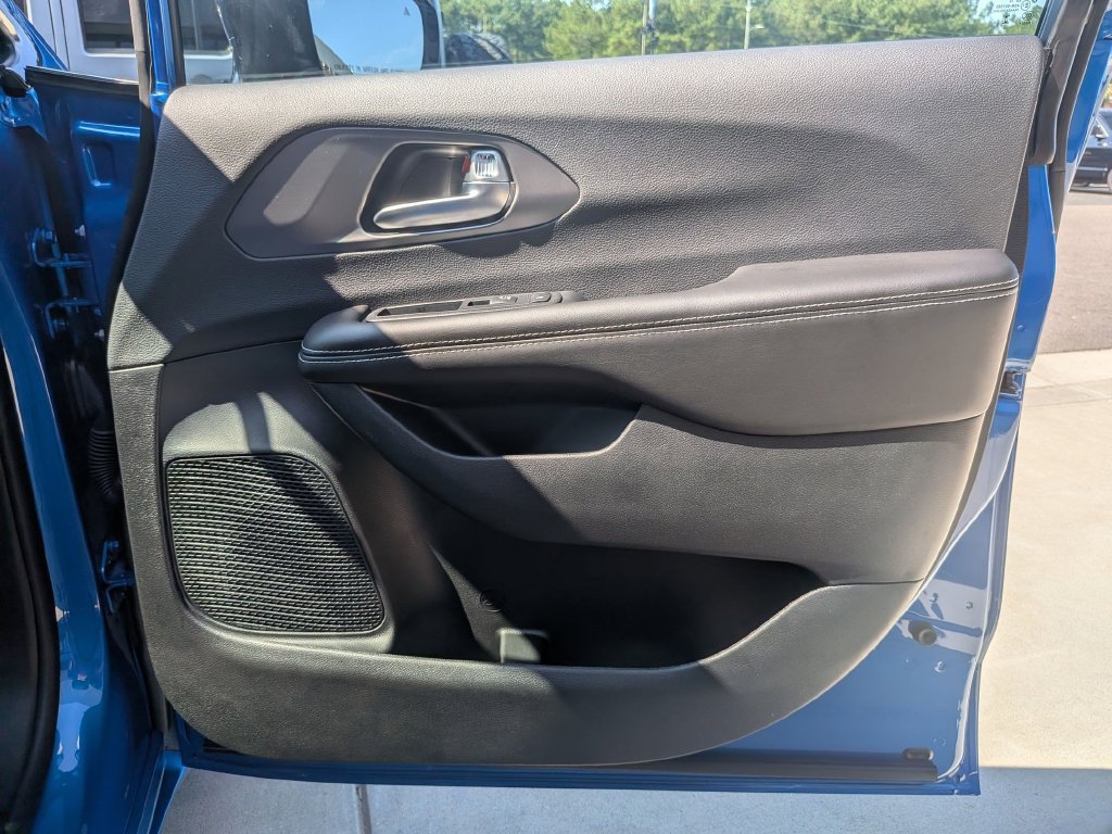 New 2027 Chrysler Pacifica Select FWD image 31