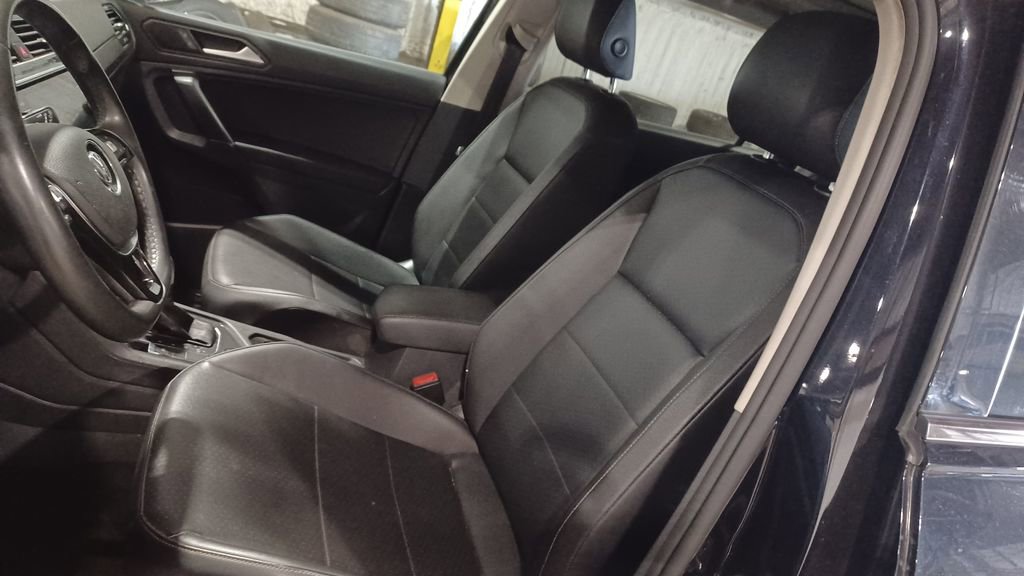 Used 2020 Volkswagen Tiguan SE w/ Panoramic Sunroof Package image 6