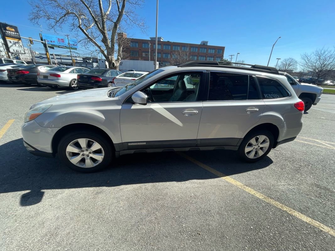 Used 2011 Subaru Outback 3.6R Limited w/ PWR Moonroof Pkg AWD/4WD image 6