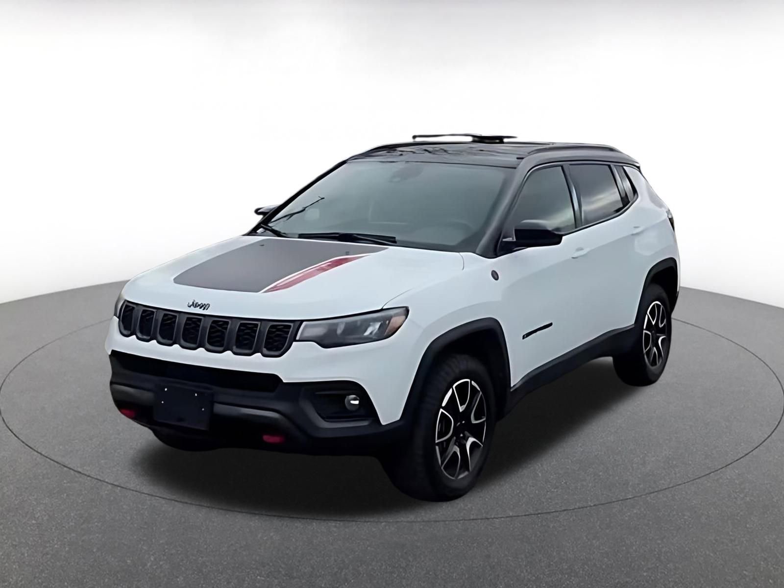 Used 2025 Jeep Compass Trailhawk image 4