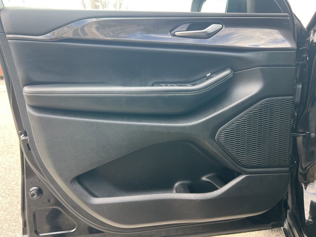 Used 2023 Jeep Grand Cherokee Laredo image 10