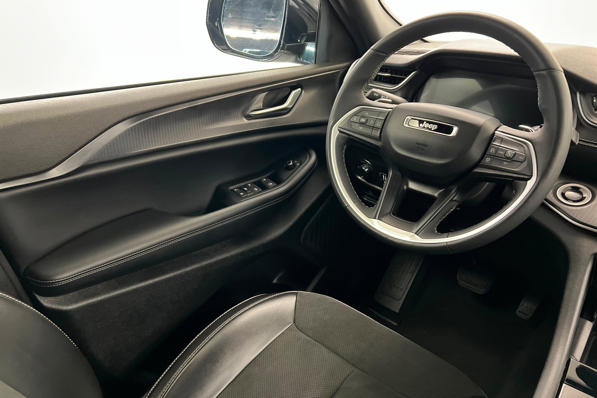 Used 2024 Jeep Grand Cherokee L Laredo image 12