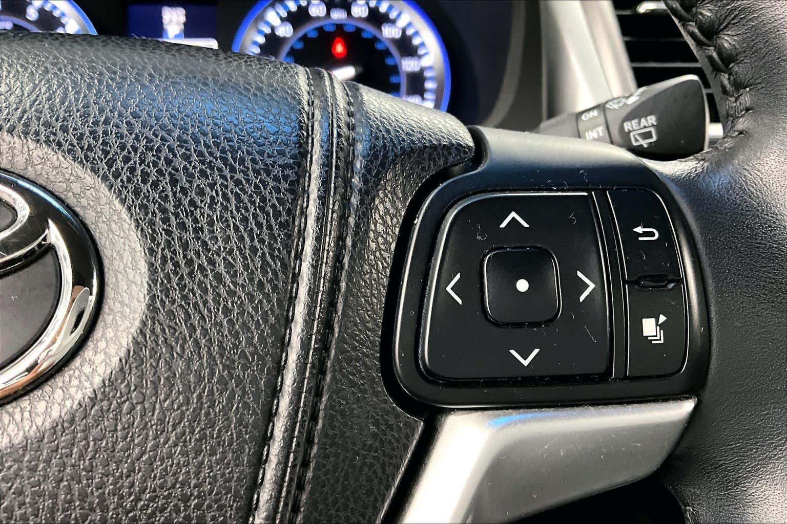 Used 2015 Toyota Highlander XLE AWD/4WD image 24