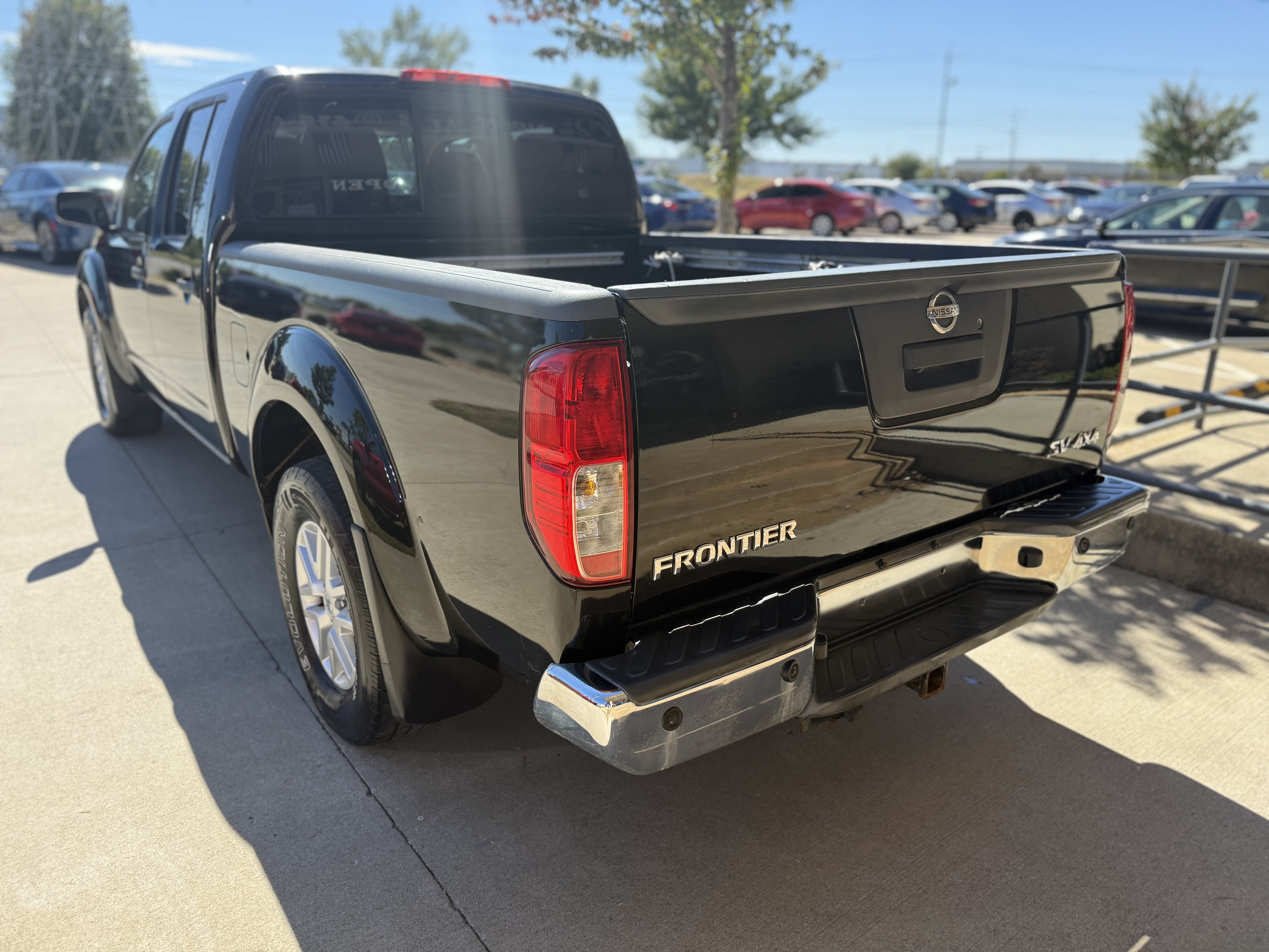 Used 2015 Nissan Frontier SV w/ SV Value Truck Package AWD/4WD image 4