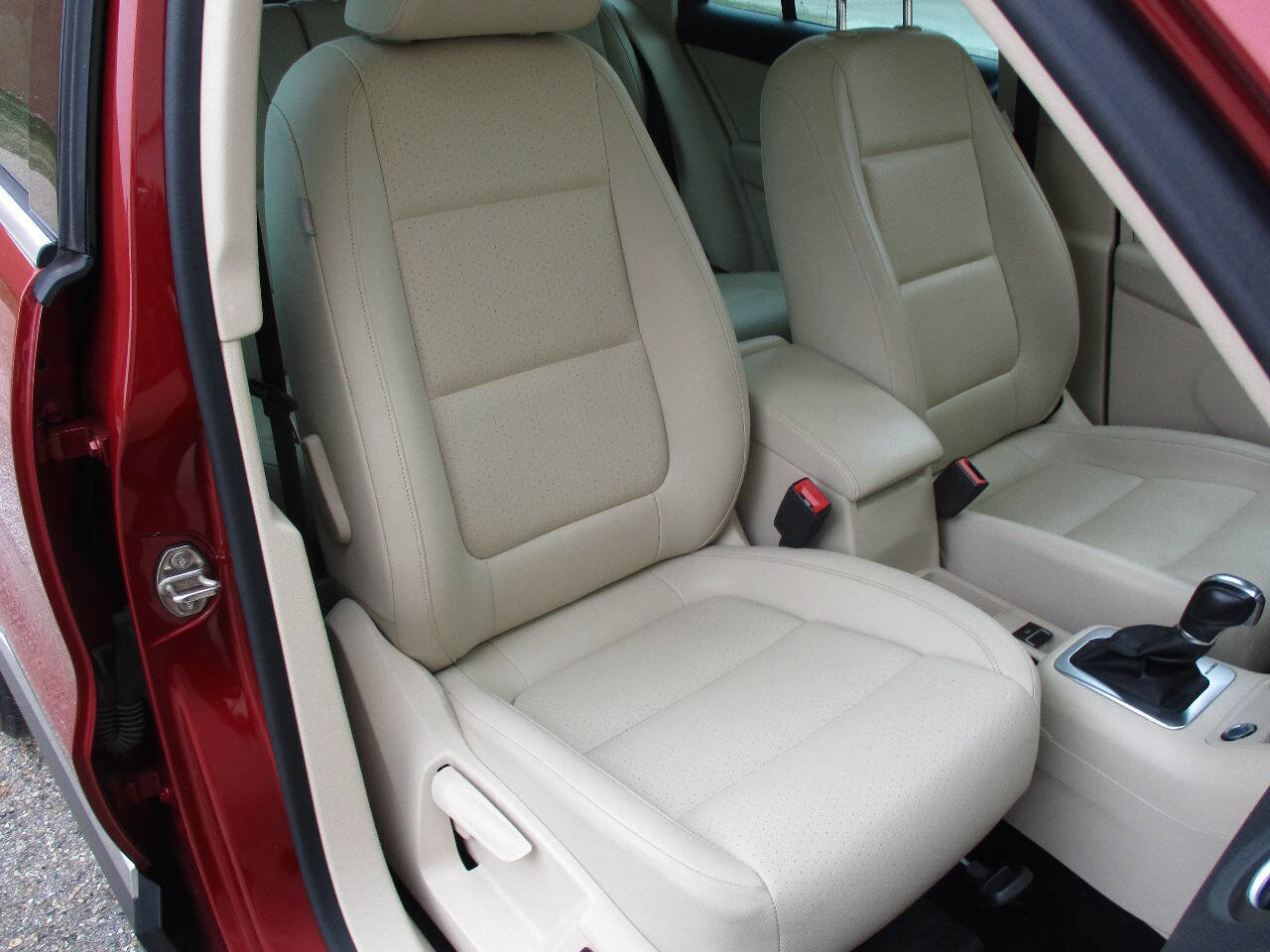 Used 2016 Volkswagen Tiguan SE image 24