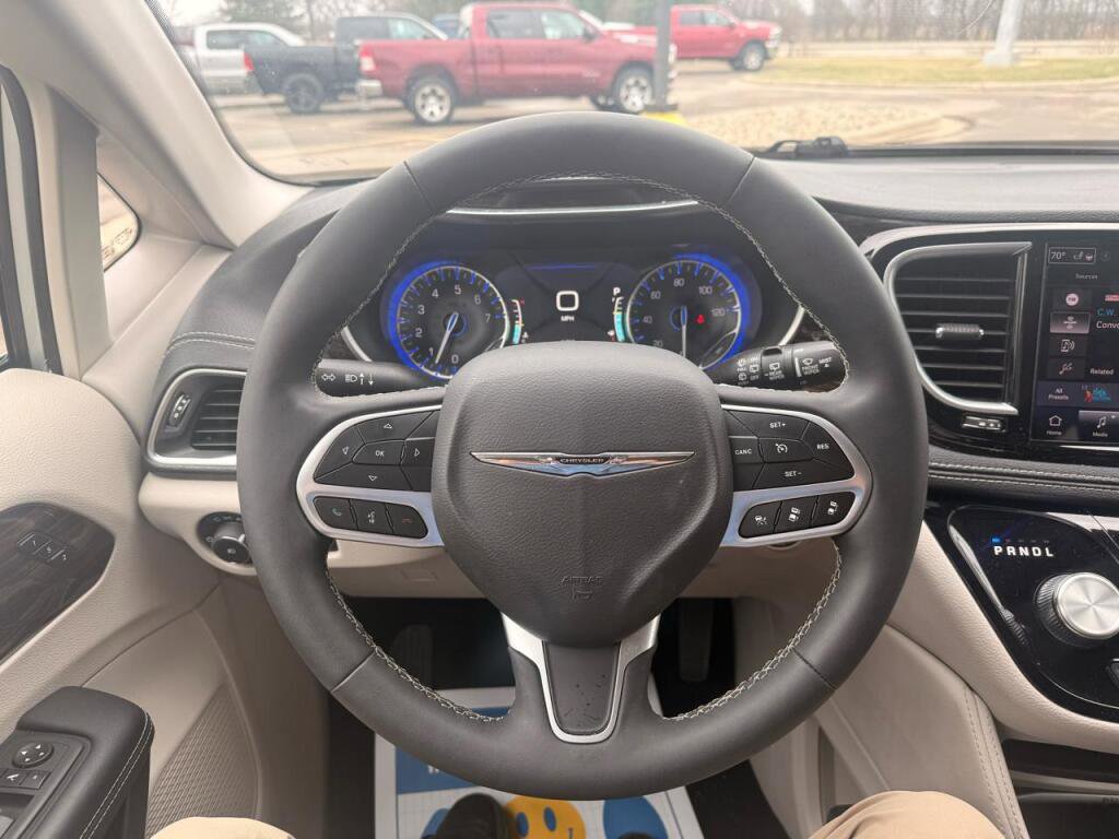Used 2024 Chrysler Pacifica Limited image 14