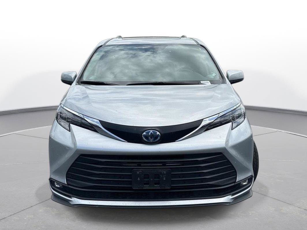 Certified 2025 Toyota Sienna XLE FWD image 3