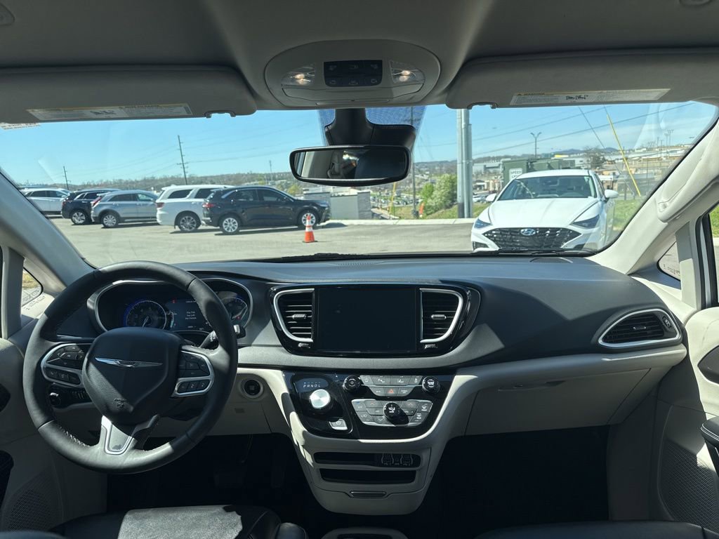Used 2024 Chrysler Pacifica Touring-L image 21