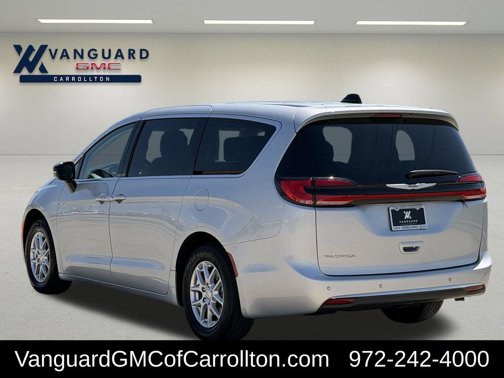 Used 2024 Chrysler Pacifica Touring-L FWD image 6