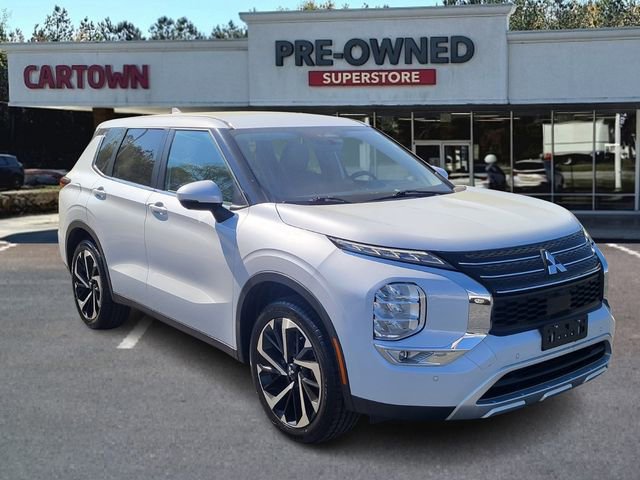 Used 2024 Mitsubishi Outlander SE image 1