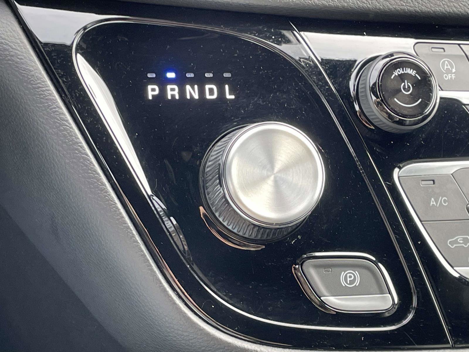 Used 2025 Chrysler Pacifica Select image 18