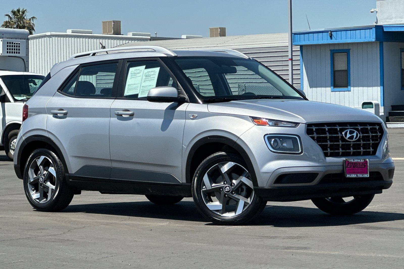 Used 2025 Hyundai Venue SEL FWD image 2