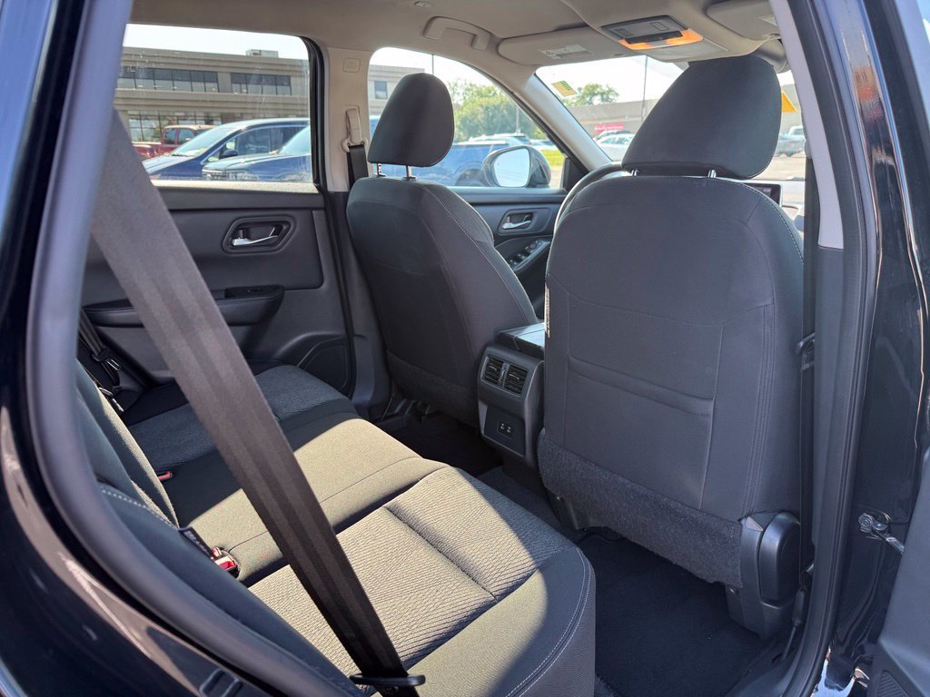 Used 2024 Nissan Rogue SV AWD/4WD image 16