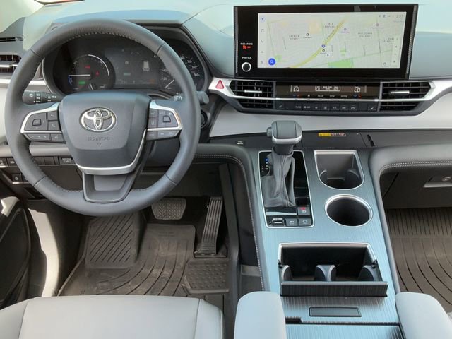 Used 2025 Toyota Sienna XLE FWD image 11