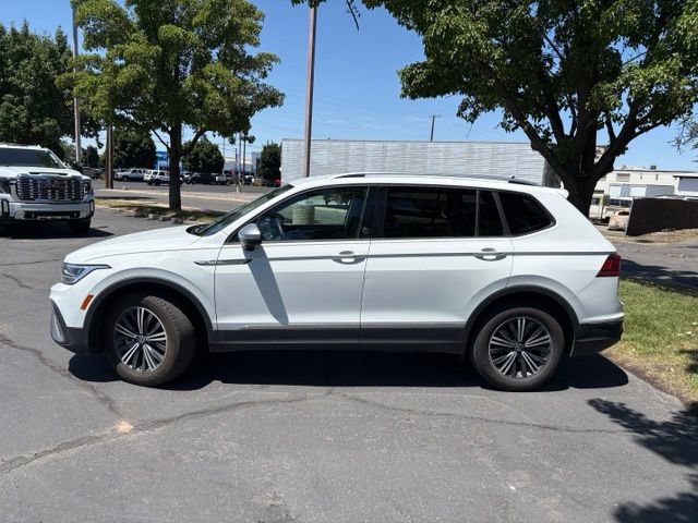 Used 2024 Volkswagen Tiguan SE AWD/4WD image 3