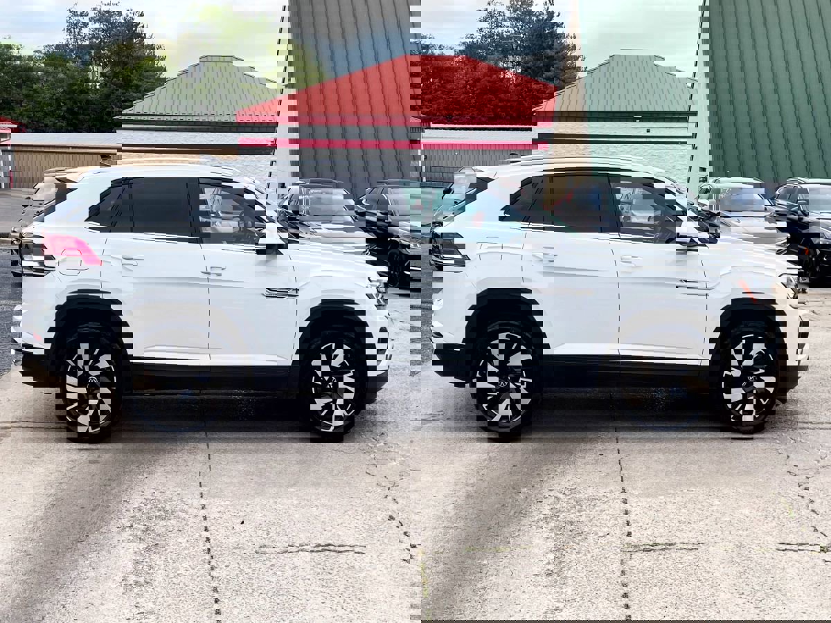 Used 2024 Volkswagen Atlas Cross Sport SE w/ Panoramic Sunroof Package image 4