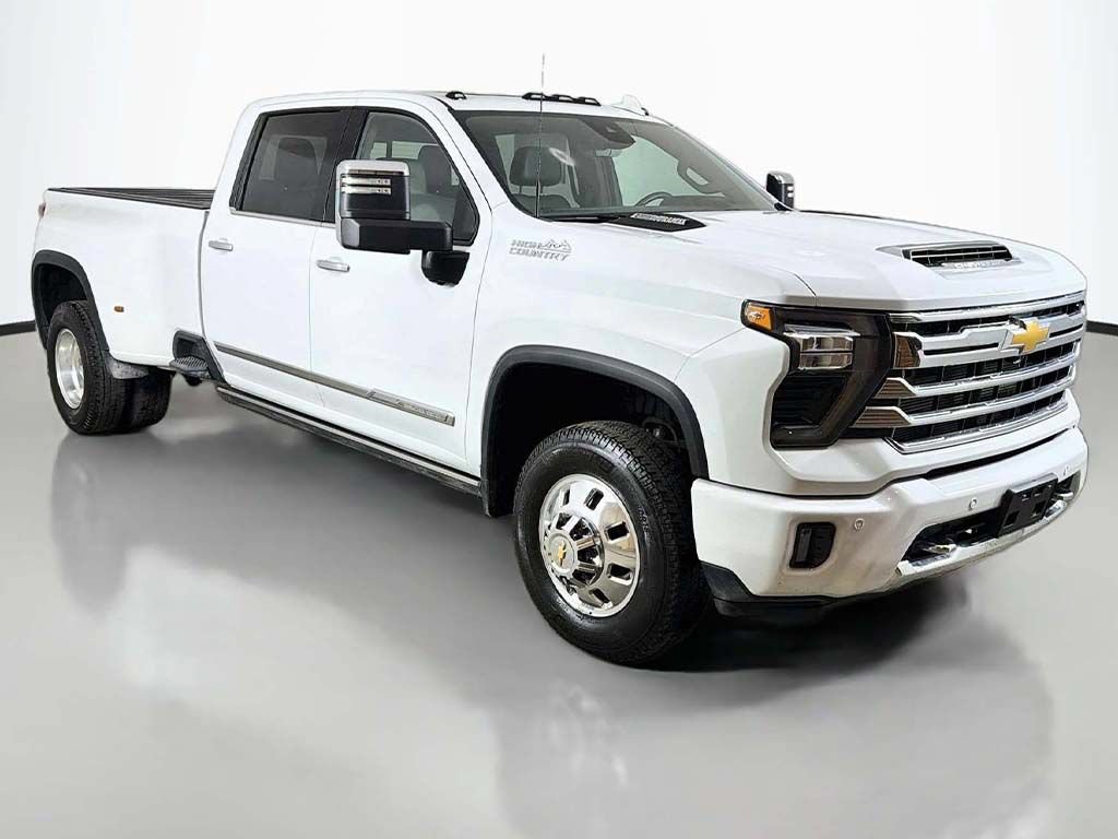 Used 2025 Chevrolet Silverado 3500 High Country w/ High Country Premium Package AWD/4WD image 2