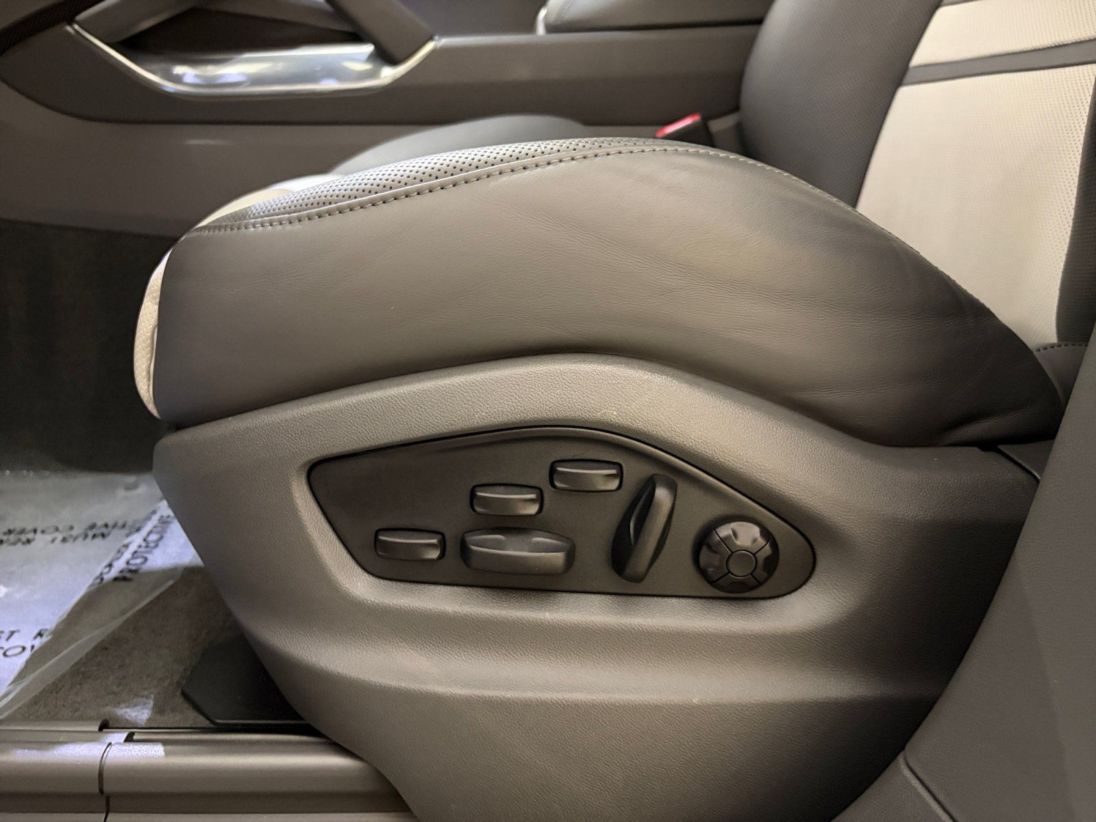 Certified 2023 Porsche Cayenne Turbo S AWD/4WD image 22