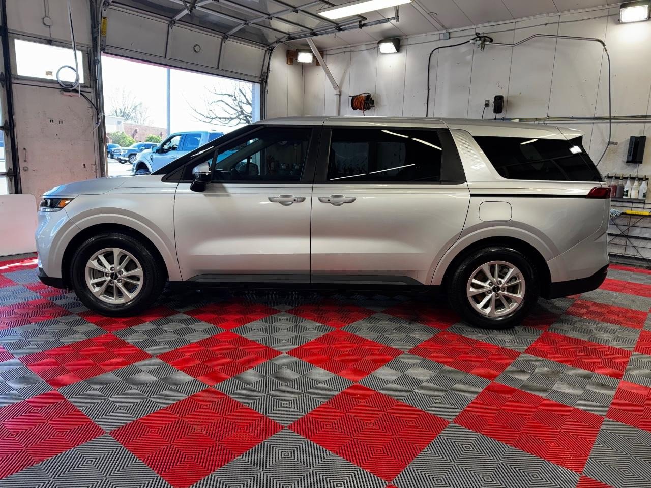 Used 2023 Kia Carnival LX FWD image 4