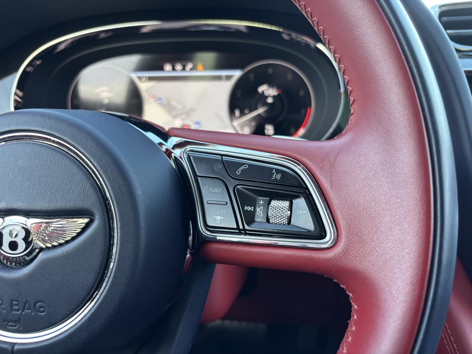 Used 2022 Bentley Bentayga image 21