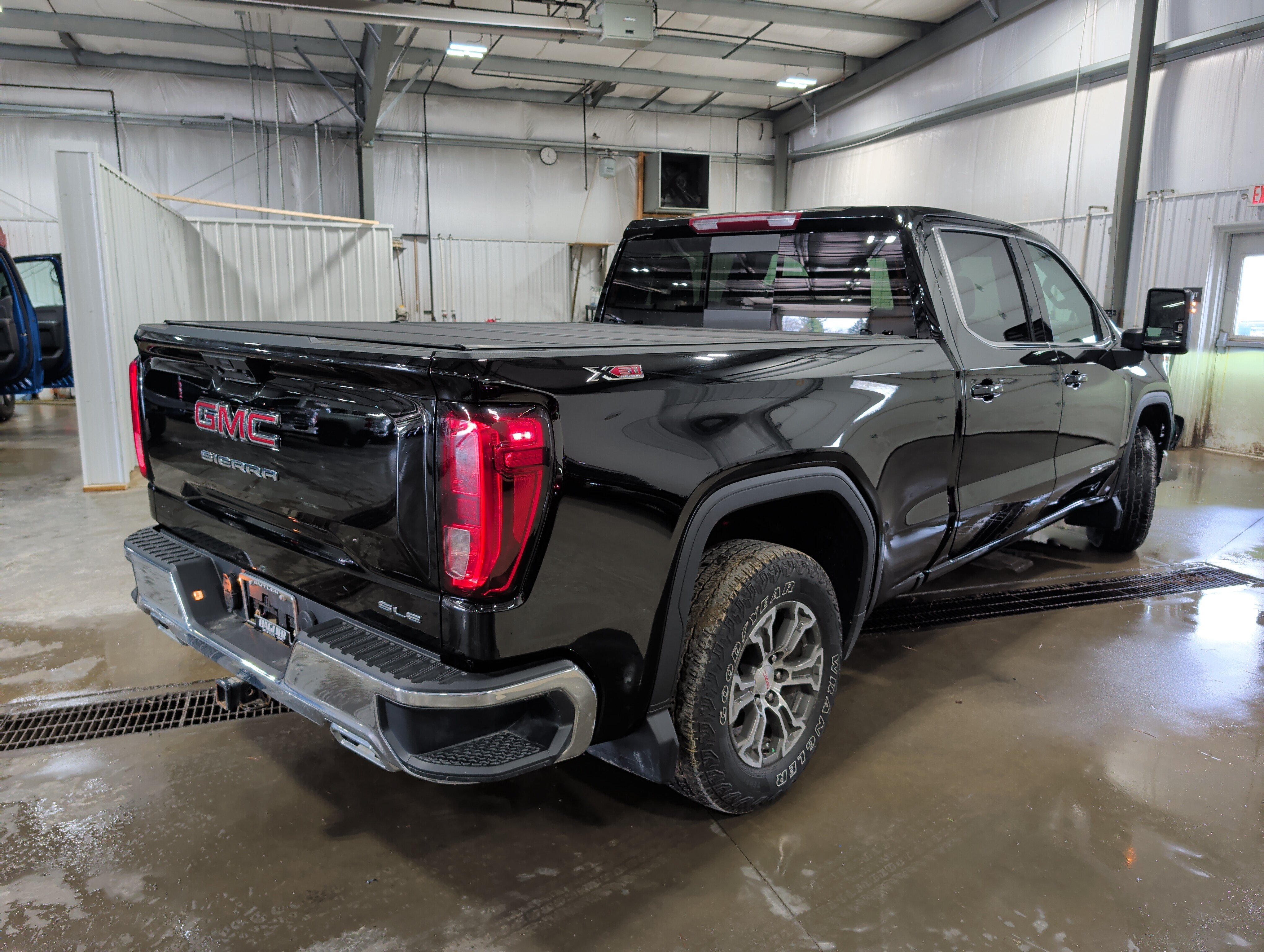 Used 2024 GMC Sierra 1500 SLE w/ Preferred Package AWD/4WD image 3