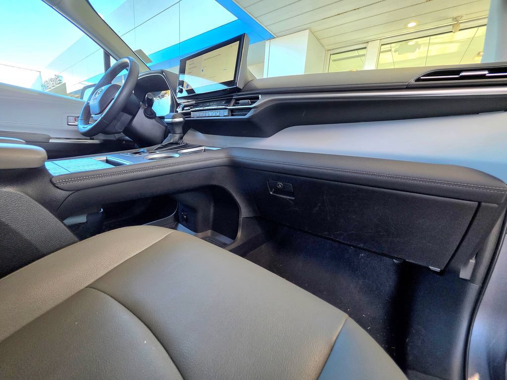 Used 2025 Toyota Sienna XLE FWD image 67