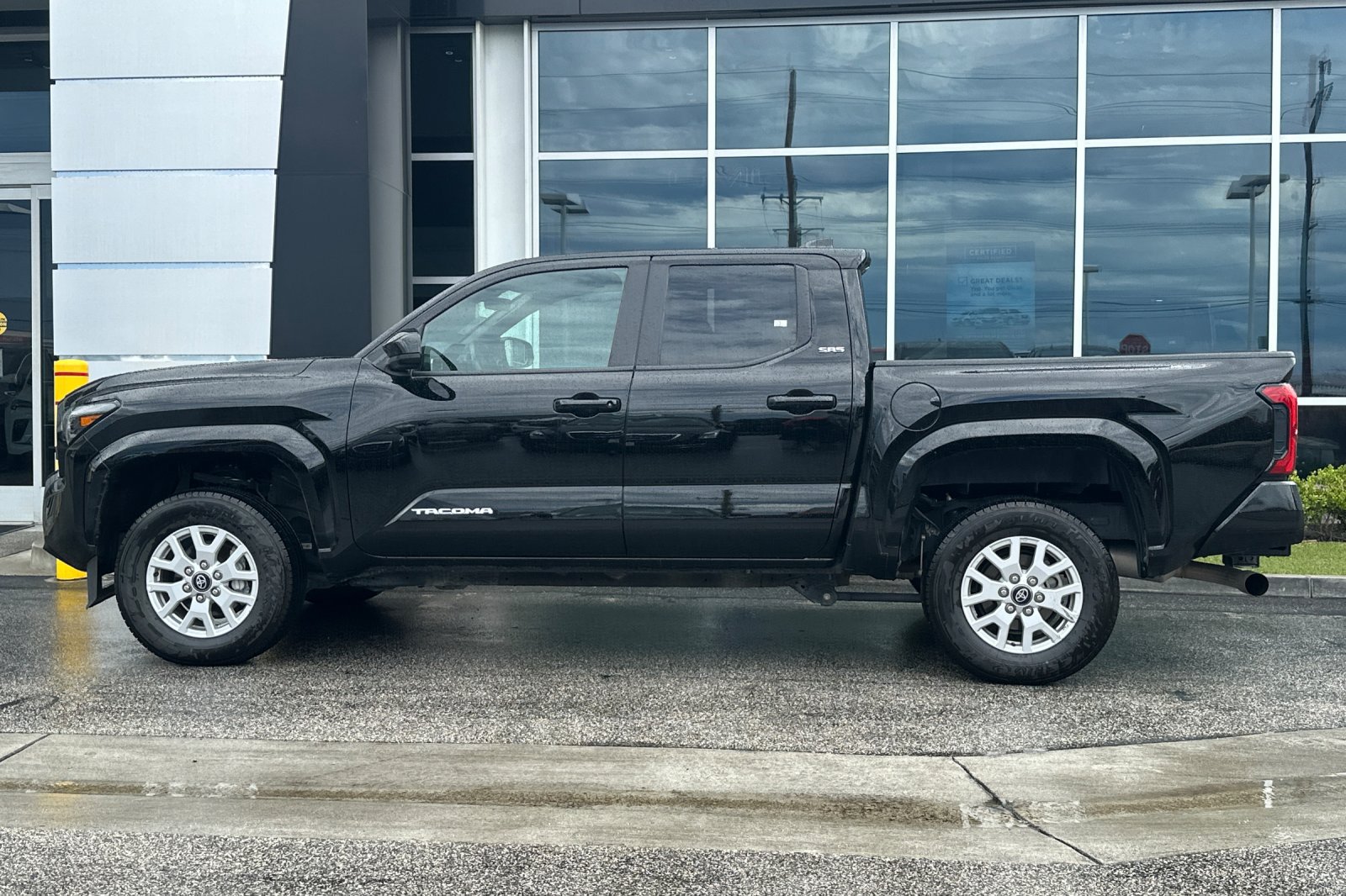 Used 2024 Toyota Tacoma SR5 AWD/4WD image 7
